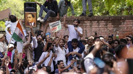 शब्द अस्त्र झाले, शब्द शस्त्र झाले...