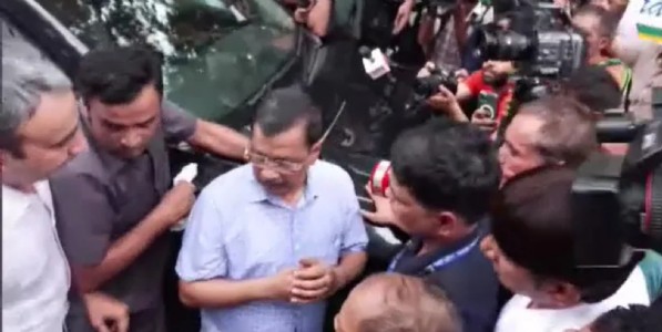दिल्ली पोलिसांच्या पूर्वपरवानगी शिवाय अरविंद केजरीवालांचा पंतप्रधान निवासस्थानावर मोर्चा, दिल्लीत पोलिसांचा मोठा बंदोबस्त...