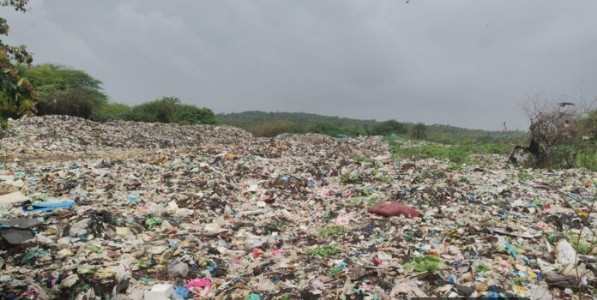 अनधिकृत बांधकाम मलबा टाकणाऱ्यांवर महापालिकेचा बडगा; मालाडमध्ये गुन्हा दाखल