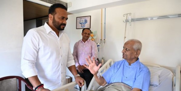 ग्रामविकास मंत्री जयकुमार गोरे यांनी घेतली ज्येष्ठ समाजसेवक अण्णा हजारे यांची भेट