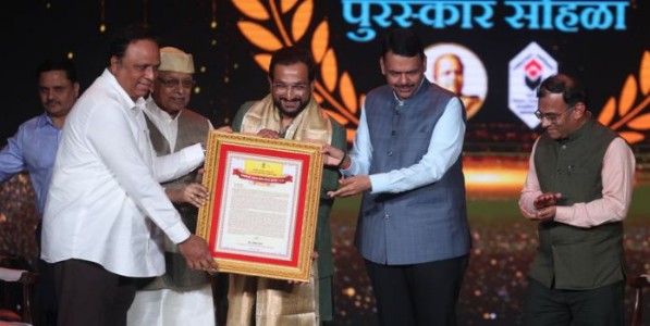 प्रसाद ओक यांचा चित्रपती व्ही. शांताराम विशेष योगदान पुरस्कार देऊन गौरव !