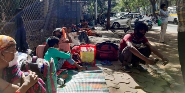 मोठ्या शहरांमधील कॅन्सर रुग्णालयांजवळ गरीब कुटुंबांचे ‘गृहसंकट’! निवासाअभावी रुग्ण फुटपाथवर राहण्यास हतबल; नवीन सामाजिक अहवाल प्रसिद्ध!