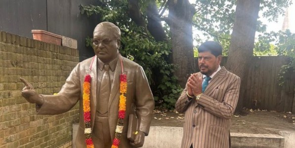 लंडन मधील डॉ बाबासाहेब आंबेडकर संग्रहालय स्मारकाला केंद्रीय राज्यमंत्री रामदास आठवले यांनी दिली भेट