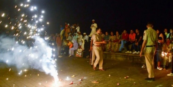 सण-उत्सवात सार्वजनिक ठिकाणी फटाके फोडण्यास बंदी