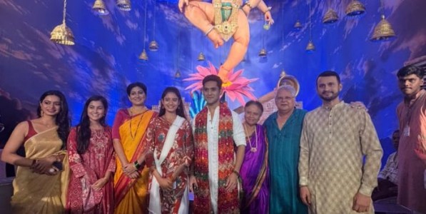 मुंबईच्या राजाच्या चरणी ‘धाकट्या सुनबाई’चा शुभारंभ!