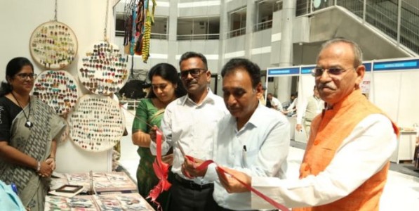 मंत्रालयात भरले खादी ग्रामोद्योग उत्पादन प्रदर्शन; विविध उत्पादनांचे प्रदर्शन व विक्री