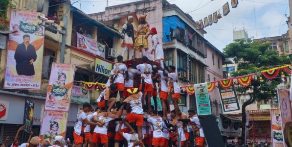 हंडीच्या थरांवर इतिहासाचा थरार ! शिवसागरच्या गोविंदांनी साकारली ‘पावनखिंड’