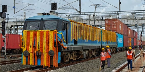 ‘वेगाने विकसित होणाऱ्या भारताची लाइफलाइन’- पंतप्रधान मोदी; २,८०० किमीच्या समर्पित मालवाहतूक मार्गिकेचे लोकार्पण
